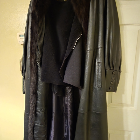 Luxurious Black Leather Trench Coat with Fur Trim - Picture 4 of 6